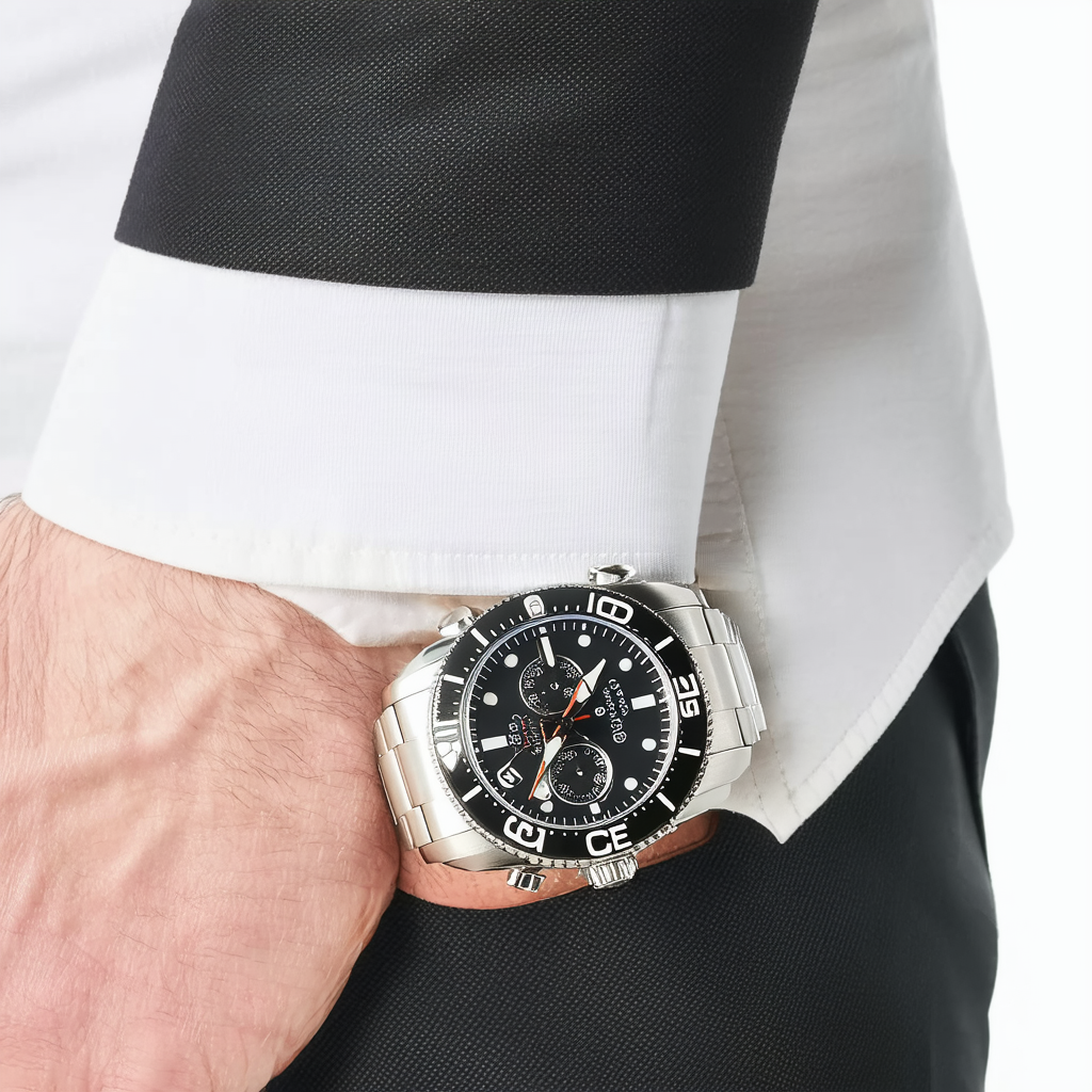 Gucci Dive Analog Display Swiss Quartz Silver-Tone Men's Watch(Model:YA136302)