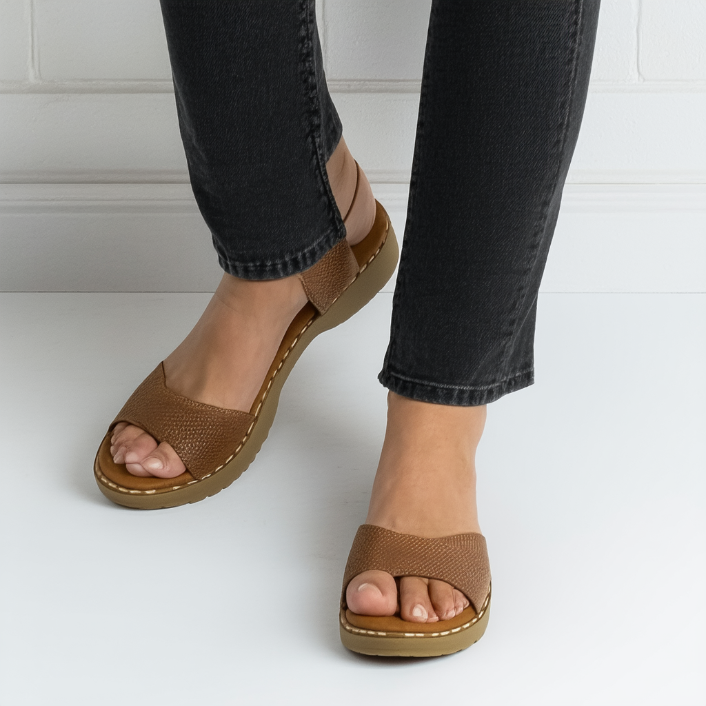 Clarks Women's Delana Venna Platform